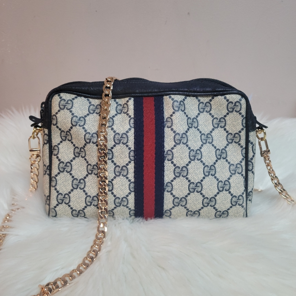 100% Authentic Gucci vintage AS IS no CHAIN and only 1 Grommet . Project piece